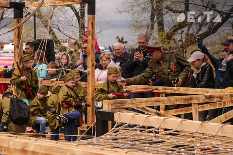 Фото-репортаж: Полоса препятствий и красный флаг над Рейхстагом: как отмечали праздник Победы во Владивостоке