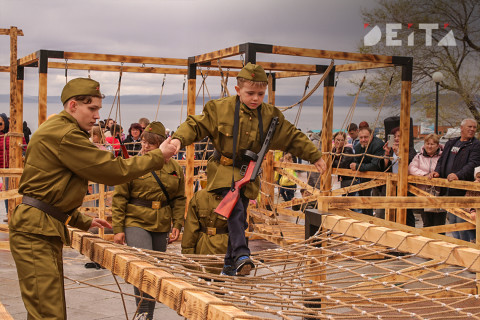 Фото-репортаж: Полоса препятствий и красный флаг над Рейхстагом: как отмечали праздник Победы во Владивостоке