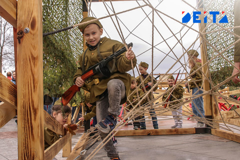 Фото-репортаж: Полоса препятствий и красный флаг над Рейхстагом: как отмечали праздник Победы во Владивостоке