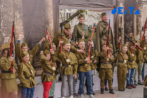 Фото-репортаж: Полоса препятствий и красный флаг над Рейхстагом: как отмечали праздник Победы во Владивостоке