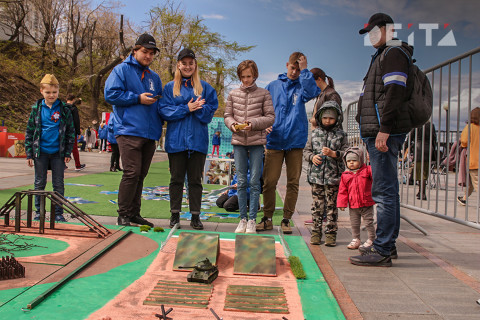 Фото-репортаж: Полоса препятствий и красный флаг над Рейхстагом: как отмечали праздник Победы во Владивостоке