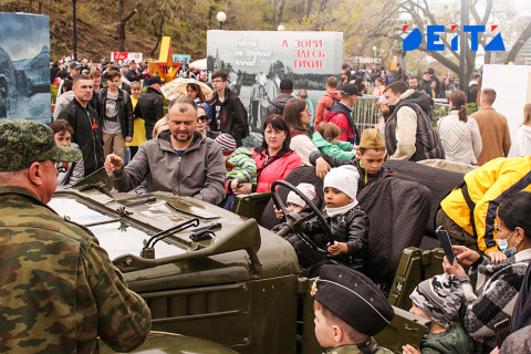Фото-репортаж: Полоса препятствий и красный флаг над Рейхстагом: как отмечали праздник Победы во Владивостоке