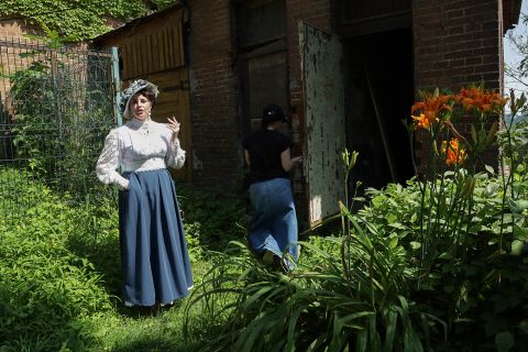 Фото-репортаж: Двухэтажный туалет пытаются отжать в историческом центре Владивостока