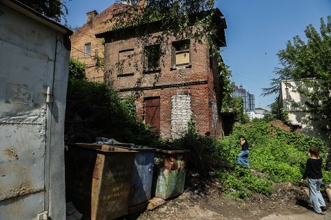 Фото-репортаж: Двухэтажный туалет пытаются отжать в историческом центре Владивостока