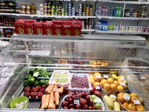 Фото-репортаж: Власти отчитались полными полками в чукотских магазинах