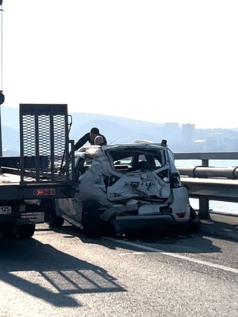 Фото-репортаж: Массовое ДТП с участием автомобиля оперативных служб произошло на низководном мосту в Приморье