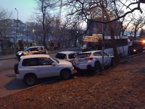 Фото-репортаж: Массовое ДТП с автобусом и тремя легковушками расследует ГАИ Владивостока