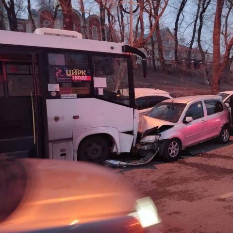 Фото-репортаж: Массовое ДТП с автобусом и тремя легковушками расследует ГАИ Владивостока