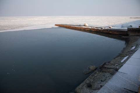 Фото-репортаж: Кто нагадил в прорубь главной набережной, ищут во Владивостоке