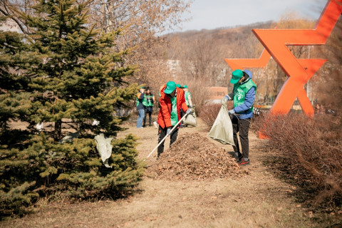 Фото-репортаж: «Восточный Порт» и волонтёры провели во Врангеле «комсомольский» субботник