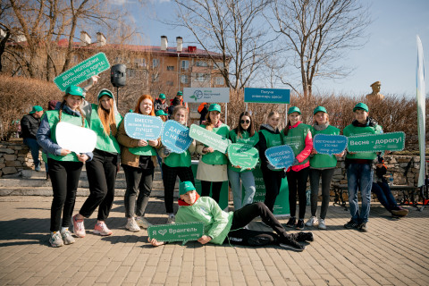 Фото-репортаж: «Восточный Порт» и волонтёры провели во Врангеле «комсомольский» субботник