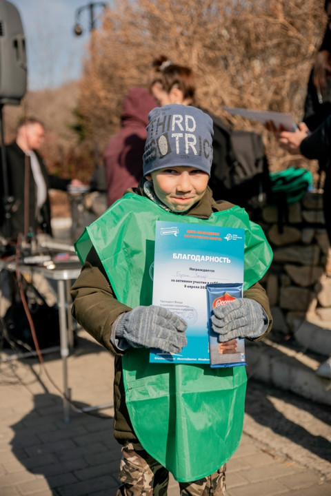 Фото-репортаж: «Восточный Порт» и волонтёры провели во Врангеле «комсомольский» субботник