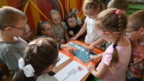 Фото-репортаж: «Умные помощники» из Владивостока учат «видеть» через тактильную карту-план