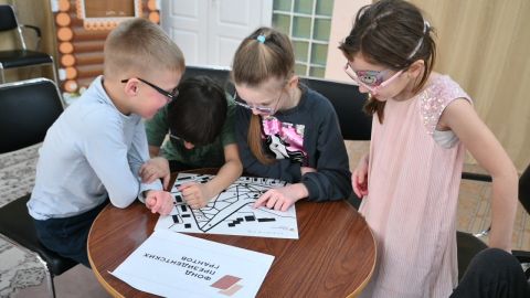 Фото-репортаж: «Умные помощники» из Владивостока учат «видеть» через тактильную карту-план