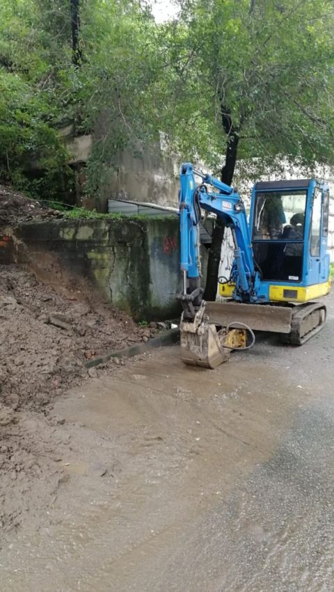 Фото-репортаж: «А если упадет?» Опоры фуникулёра подмыло во Владивостоке