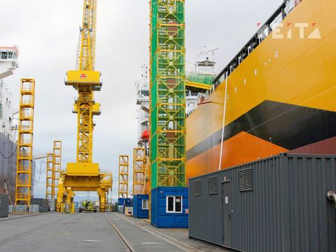 Фото-репортаж: «Звезда» ушла в космос: первые отечественные супертанкеры показали Путину на ВЭФ