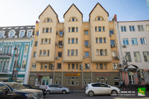Фото-репортаж: Фасады Владивостока заиграли новыми красками: почти 40 домов отремонтировали в дальневосточной столице
