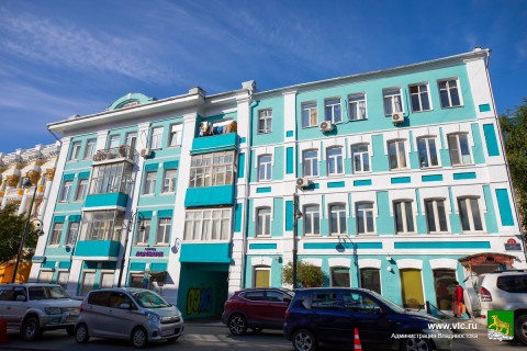 Фото-репортаж: Фасады Владивостока заиграли новыми красками: почти 40 домов отремонтировали в дальневосточной столице