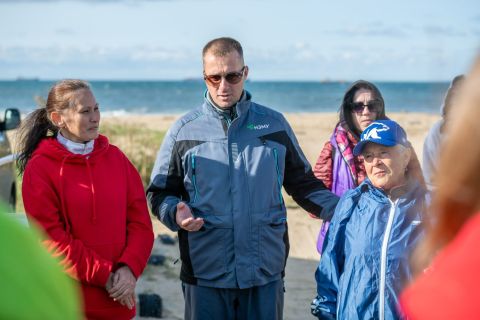 Фото-репортаж: Закрыли сезон: на пляже в Находке собрали 2 самосвала мусора