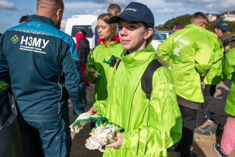 Фото-репортаж: Закрыли сезон: на пляже в Находке собрали 2 самосвала мусора