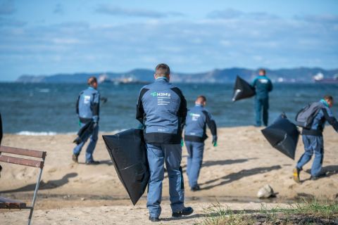 Фото-репортаж: Закрыли сезон: на пляже в Находке собрали 2 самосвала мусора