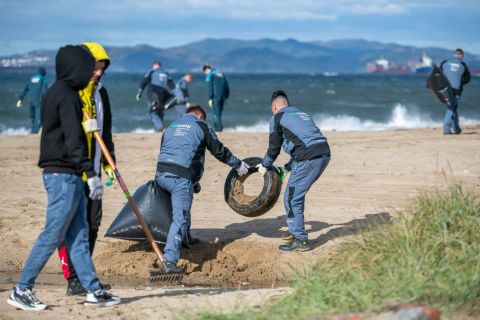 Фото-репортаж: Закрыли сезон: на пляже в Находке собрали 2 самосвала мусора