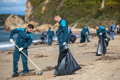Фото-репортаж: Закрыли сезон: на пляже в Находке собрали 2 самосвала мусора