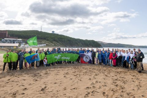 Фото-репортаж: Закрыли сезон: на пляже в Находке собрали 2 самосвала мусора