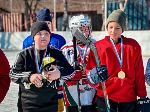 Фото-репортаж: Летом в бутсах, зимой на коньках: юные футболисты разыграли кубок НЗМУ