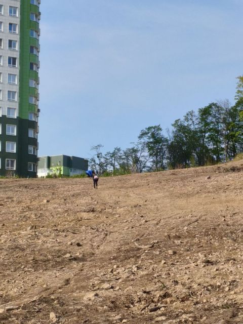 Фото-репортаж: Высоко, опасно, но на километр ближе - дети "Изумрудного" ходят в школу по бездорожью