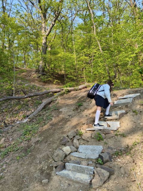 Фото-репортаж: Высоко, опасно, но на километр ближе - дети "Изумрудного" ходят в школу по бездорожью