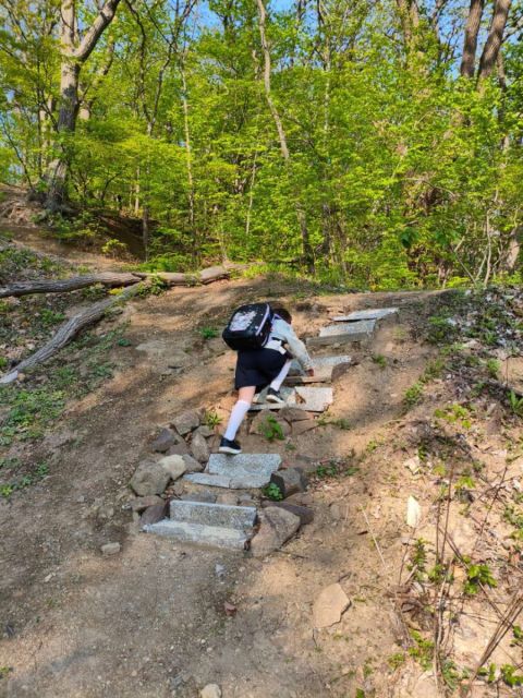 Фото-репортаж: Высоко, опасно, но на километр ближе - дети "Изумрудного" ходят в школу по бездорожью