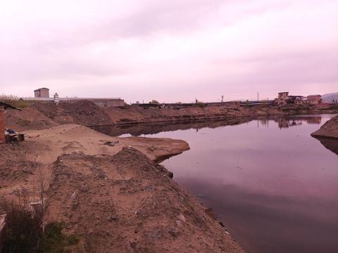 Фото-репортаж: Прокуратура разбирается с загрязнением очередного пляжа в Находке