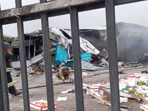 Фото-репортаж: Пожар полыхает на руинах Спортивного рынка во Владивостоке (ОБНОВЛЕНО В 17:54)