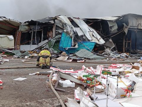 Фото-репортаж: Пожар полыхает на руинах Спортивного рынка во Владивостоке (ОБНОВЛЕНО В 17:54)