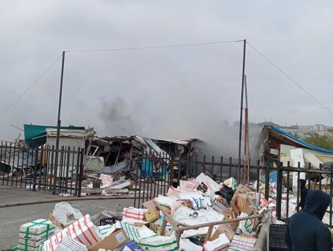 Фото-репортаж: Пожар полыхает на руинах Спортивного рынка во Владивостоке (ОБНОВЛЕНО В 17:54)