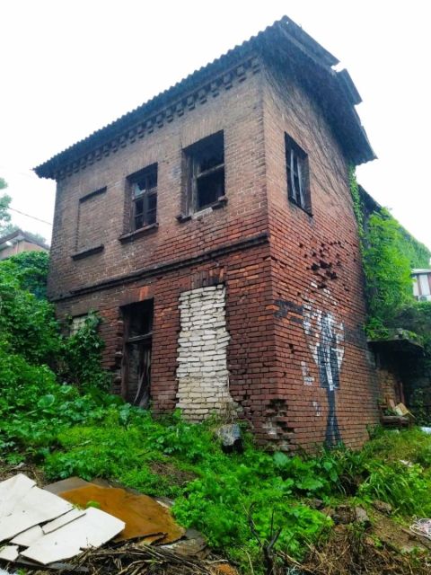 Фото-репортаж: Битва за исторический туалет развернулась в центре Владивостока