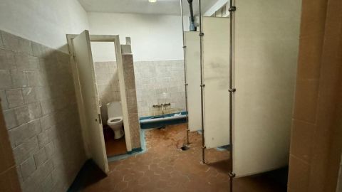 Фото-репортаж: Информационный стенд вместо туалетов: приоритеты капитального ремонта школы удивили владивостокцев