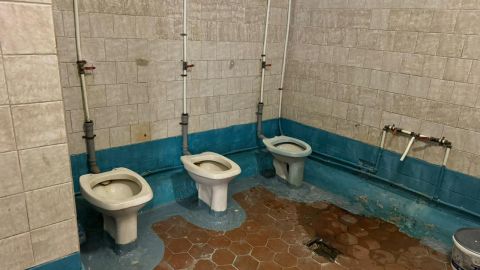 Фото-репортаж: Информационный стенд вместо туалетов: приоритеты капитального ремонта школы удивили владивостокцев