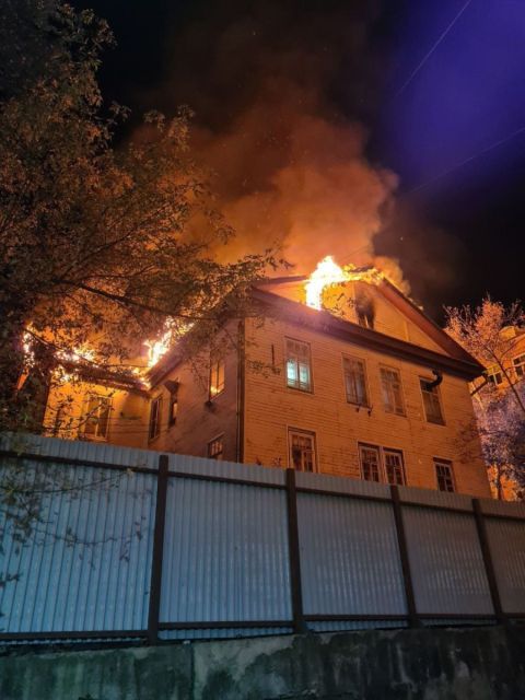 Фото-репортаж: Памятник архитектуры сгорел в историческом квартале Владивостока