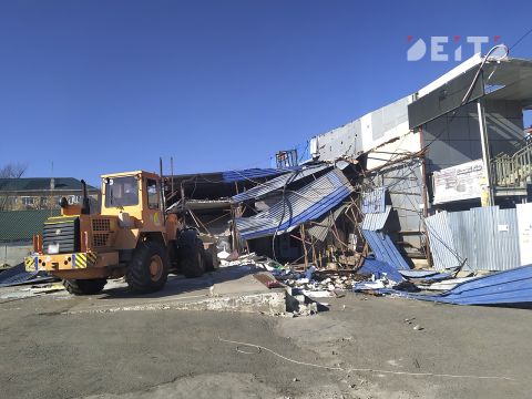 Фото-репортаж: «Спортивка» осиротела: во Владивостоке продолжают сносить крупный рынок