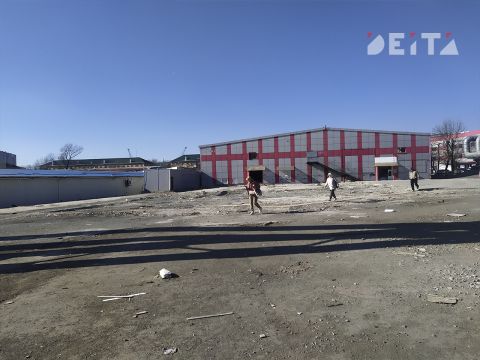 Фото-репортаж: «Спортивка» осиротела: во Владивостоке продолжают сносить крупный рынок