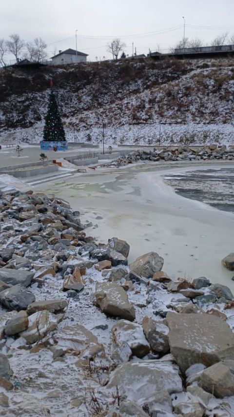 Фото-репортаж: Фекалии или теплоноситель: озеро в зоне отдыха во Владивостоке покрылось подозрительным льдом