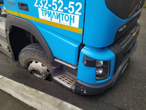 Фото-репортаж: Проезд перекрыт: скандальная стройка кошмарит жителей Владивостока