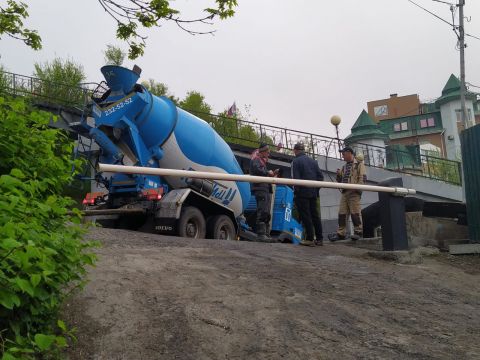 Фото-репортаж: Проезд перекрыт: скандальная стройка кошмарит жителей Владивостока