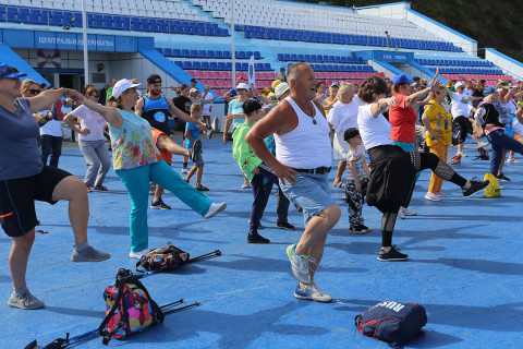 Фото-репортаж: День физкультурника во Владивостоке начался с «Зарядки чемпионов»