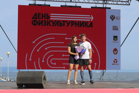 Фото-репортаж: День физкультурника во Владивостоке начался с «Зарядки чемпионов»