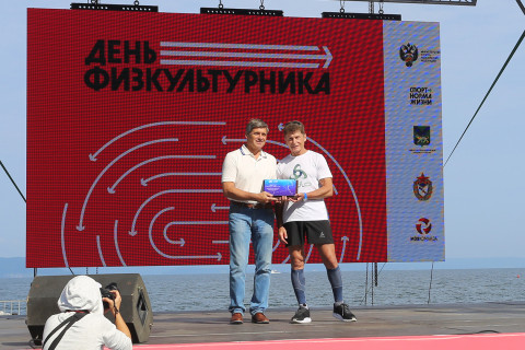 Фото-репортаж: День физкультурника во Владивостоке начался с «Зарядки чемпионов»