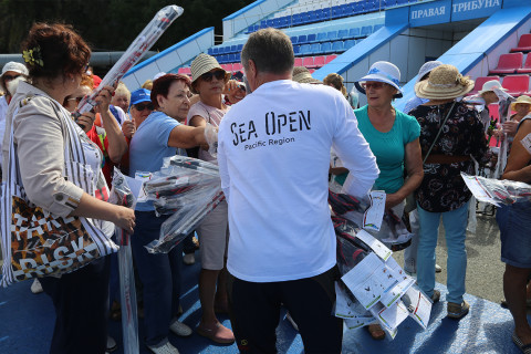 Фото-репортаж: День физкультурника во Владивостоке начался с «Зарядки чемпионов»