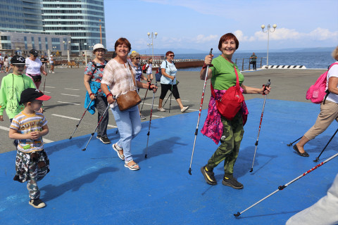 Фото-репортаж: День физкультурника во Владивостоке начался с «Зарядки чемпионов»